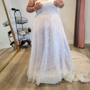 Wedding dress NEVER worn. In clothes I wear an 18/XL dress size is a 26